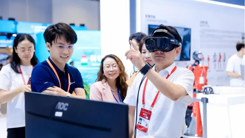 万有引力携XR黑科技闪耀中东欧博览会开启空间计算新时代